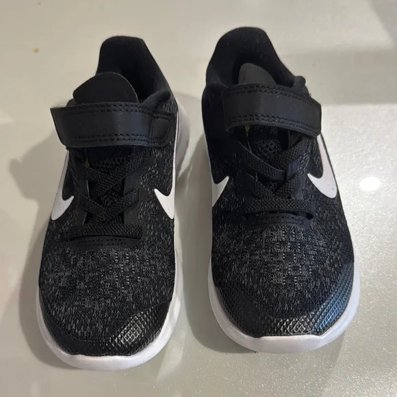 Nike Black and White Sneakers with Knit Upper and Sleek Design - Picture 2 of 5